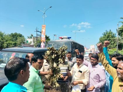 The activists of 'Swabhimani' are already in the custody of the police after the protest of the agriculture minister | कृषीमंत्री अब्दुल सत्तारांचा निषेध, ‘स्वाभिमानी’चे कार्यकर्ते पोलिसांच्या ताब्यात