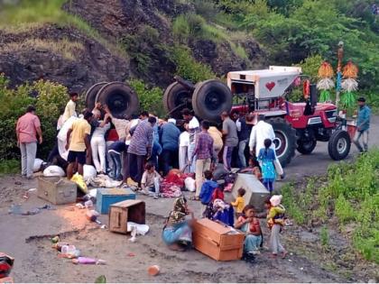 A tractor carrying sugarcane laborers overturned in the ghat; One dead, ten injured | उसतोड मजुरांना घेऊन जाणारे ट्रॅक्टर घाटात उलटले; एकाचा मृत्यू, दहा जखमी 