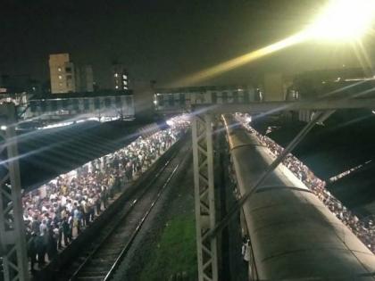 Massive crowd at Thane station after signal fault disrupts Central Railway's suburban traffic | ऐन गर्दीच्या वेळी मध्य रेल्वे विस्कळीत; सिग्नल यंत्रणेतील बिघाडामुळे प्रवाशांचे हाल