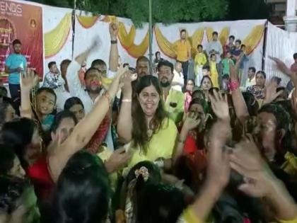 Pankaja Munde spends time in 'special' dandiya at Parali; dances on the song was held due to insistence of women | पंकजा मुंडे रमल्या 'खास' दांडियात; महिल्यांच्या आग्रहास्तव धरला गाण्यावर ठेका