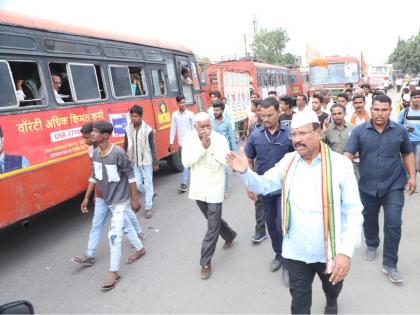 Hundreds of vehicle leave from Abdul Sattar's Sillod for Dussehra gathering at BKC ground of Mumbai | बीकेसीवरील दसऱ्या मेळाव्यासाठी अब्दुल सत्तारांच्या सिल्लोडहून शेकडो गाड्या रवाना