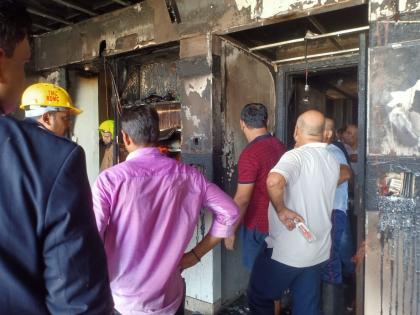 18th floor flat fire in Thane; Safe escape of 10 residents | ठाण्यात इमारतीमधील १८ व्या मजल्यावरील फ्लॅटला आग; १० रहिवाशांची सुखरुप सुटका