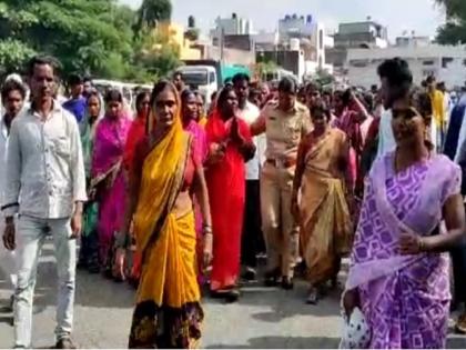 17 people booked in Gram Panchayat member's murder case; The villagers thiyaa agitation for the arrest of the accused | ग्रामपंचायत सदस्याच्या हत्येप्रकरणी १७ जणांवर गुन्हा; आरोपींच्या अटकेसाठी ग्रामस्थांचा ठिय्या