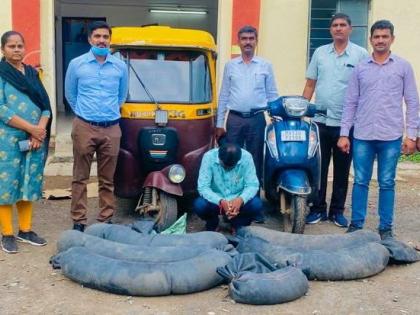 400 liters of liquor seized from autorickshaw; Stolen traffic on two-wheelers was also stopped | ऑटोरिक्षातून ४०० लिटर हातभट्टी दारु जप्त; दुचाकीवरून जाणारी चोरटी वाहतूकही रोखली