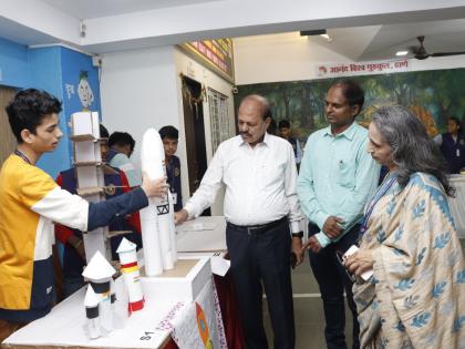 Presenting the science project through the imagination of the students in thane | विद्यार्थ्यांच्या कल्पकतेतून विज्ञान प्रकल्प सादर, भाभा अणु केंद्राचे वैज्ञानिक डॉ. विवेक पारकरांनी केलं कौतुक