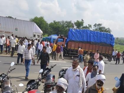 In Beed, a speeding tempo crushed a woman laborer along with a construction mistri on a two-wheeler | बीडमध्ये भरधाव टेम्पोने दुचाकीवरील बांधकाम मिस्त्रीसह मजूर महिलेस चिरडले