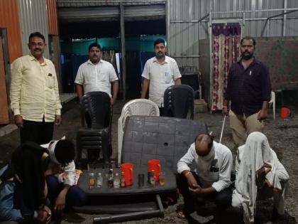 Selling illegal liquor is expensive; Two dhaba owners, eight drunkards were fined 56 thousand by the court | अवैध दारु विकणे महागात; दोन ढाबामालक, आठ मद्यपींना न्यायालयाकडून ५६ हजारांचा दंड