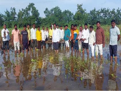 Farmers protest in mud to demand declaration of wet drought | ओला दुष्काळ जाहीर करण्याच्या मागणीसाठी शेतकऱ्यांचे चिखलात आंदोलन