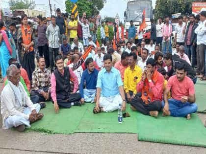 Kashilingeshwar road work partially abandoned; Aggrieved citizens blocked the road | काशिलिंगेश्वर रस्त्याचे काम अर्धवट सोडले; त्रस्त नागरिकांनी केला रास्तारोको