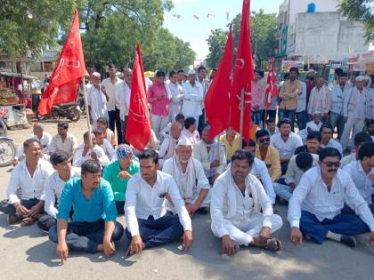 Kharif crops destroyed by heavy rains; Blockade of farmers to announce general aid | अतिवृष्टीने खरीप पिके उध्वस्त; सरसकट मदत जाहीर करण्यासाठी शेतकऱ्यांचा रास्तारोको 