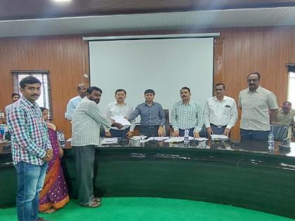 62 employees of Latur Zilla Parishad got promotion lottery before Diwali | लातूर जिल्हा परिषदेच्या ६२ कर्मचाऱ्यांना दिवाळीपूर्वी लागली पदोन्नतीची लॉटरी