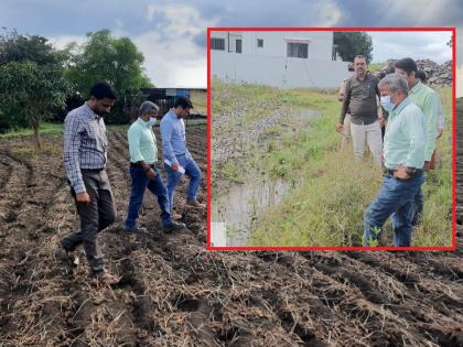 Divisional Commissioner Sunil Kendrakar Inspection of Heavy Rain in Beed District; The information was obtained by going directly to the farm land | बीड जिल्ह्यात विभागीय आयुक्तांचा थेट बांधावर शेतकऱ्यांशी संवाद; शासन मदतीची दिली ग्वाही