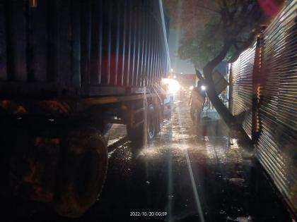 Tanker carrying chemicals for pharmaceutical production spilled after an accident; spilled on the road Thane | औषध निर्मितीसाठीचे केमिकल घेऊन जाणाऱ्या टँकरला अपघातानंतर गळती; रस्त्यावर सांडले