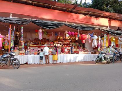 Consumers turn back to purchase crackers as prices rise in alibaug | फटाक्यांच्या किंमती वाढल्याने खरेदी करण्याकडे ग्राहकांची पाठ