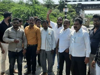 Protest near Railway Gate in New Tapdia Nagar in akola against Potholes on road | रस्त्याची चाळण! ‘वंचित’चा रास्ता रोको; न्यू तापडीया नगरातील रेल्वे गेटजवळ आंदोलन