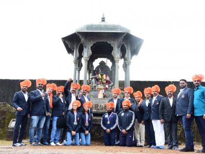 Raigad fort shone with the light of gold and silver medals | सोनेरी, चंदेरी पदकाच्या प्रकाशाने चमकला रायगड; 36 व्या राष्ट्रीय स्पर्धेत जिंकलेल्या ट्रॉफी छत्रपतींच्या चरणी