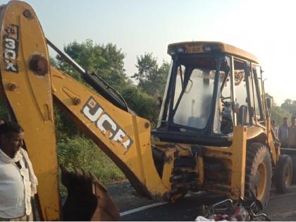 A young bike rider died on the spot after hitting a JCB standing on the road | रस्त्यावर उभ्या जेसीबीवर धडकल्याने दुचाकीस्वार तरुणाचा जागीच मृत्यू 