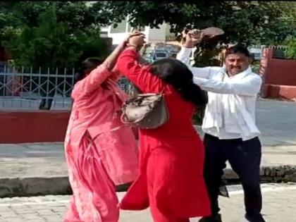 there was fierce fight between the two wives on the middle road husband beat both with slippers | तुफान राडा! एका नवऱ्यासाठी 2 बायका रस्त्यातच भिडल्या, एकमेकींच्या झिंज्या उपटल्या अन्...