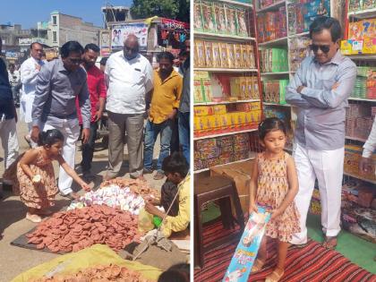 Grandfather Raosaheb Danve came directly to the market to fulfill his grand child's insistence for crackers | नातीने धरला फटाक्यांसाठी हट्ट, पूर्ण करण्यासाठी आजोबा रावसाहेब दानवे आले थेट बाजारपेठेत