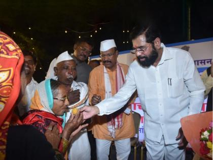 Don't give up, we are with you; CM Eknath Shinde celebrated Diwali with farmers | तुम्ही धीर सोडू नका, आम्ही तुमच्या पाठीशी; एकनाथ शिंदेंनी शेतकऱ्यांसोबत साजरी केली दिवाळी