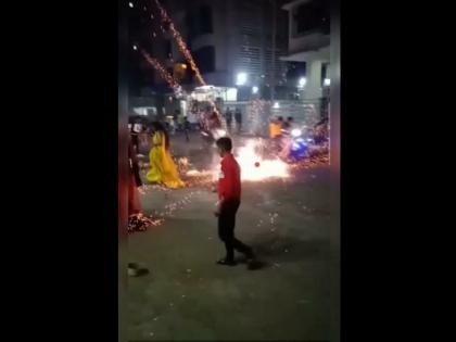 Four came on a two-wheeler and fell directly on the firecrackers in ambernath | बापरे! दुचाकीवर चौघे आले आणि थेट फटाक्यांच्या माळेवरच पडले