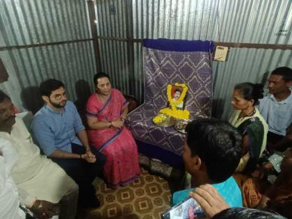 Aditya Thackeray consoled the suicide victim family of Vadgaon Anand | वडगाव आनंद येथील आत्महत्याग्रस्त शेतकरी कुटुंबाचे आदित्य ठाकरेंनी केले सांत्वन