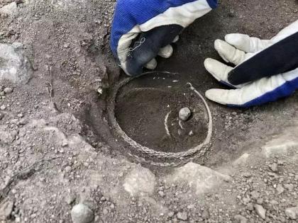 archaeologists discovered silver viking treasure in sweden | अहो आश्चर्यम! खोदलं तर जमिनीखाली होती 20 घरं; सापडला हजार वर्षांपूर्वींचा मौल्यवान खजिना