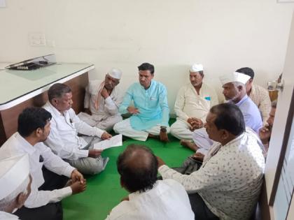 Non-availability of schemes with subsidy; Angry farmers stayed in the office of the agricultural officers | अनुदानासह योजनांचा लाभ मिळेना; संतप्त शेतकऱ्यांच्या कृषी अधिकाऱ्यांच्या दालनात ठिय्या