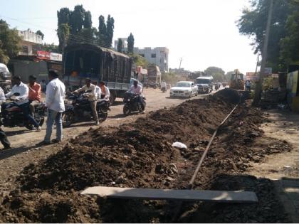 Someone has dug the road, causing death to travelers on the Beed-Kada highway | आधीच खड्डे त्यात एकाने रस्ताच खोदला, बीड-कडा महामार्गावर प्रवास्यांना मरणयातना