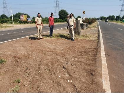 Hotel, petrol pump drivers broke the dividers and made roads; Crimes registered against 15 businessman | हॉटेल, पेट्रोल पंप चालकांनी दुभाजक तोडून केले रस्ते; १५ व्यावसायिकांवर गुन्हे दाखल 