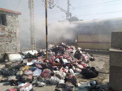 Burning train at Nashik Road railway station; Parcel box caught fire, goods worth lakhs of rupees burnt | नाशिकरोड रेल्वे स्थानकावर बर्निंग ट्रेन; पार्सल डब्याला आग, लाखो रुपयांचा माल जळून खाक