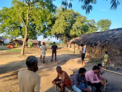 up village in shravasti with no electricity water and roads even after 75 years of independence | भीषण वास्तव! स्वातंत्र्याच्या 75 वर्षानंतरही ना वीज, ना रस्ता, ना शाळा; 'या' गावचा झालाच नाही विकास