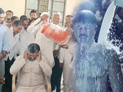 Former MLA Siddharam Mhetre was bathed with nearly 151 liters of milk by farmers. | दीडशे लीटर दुधाने अभिषेक; सिद्धाराम म्हेत्रेंना आठवला 'नायक', विरोधक म्हणाले 'खलनायक'