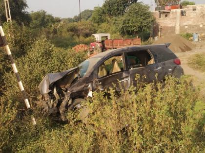 Another four-wheeler hit the car that blew the two-wheeler; Four injured | दुचाकीला उडवलेल्या कारवर पाठीमागून आलेली दुसरी चारचाकी धडकली; चौघे जखमी