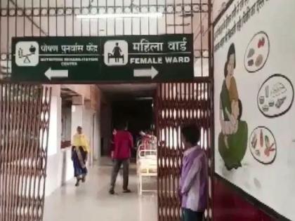 Crime News doctor beat woman in district medical college korba viral video chhattisgarh | संतापजनक! BP लो झाला म्हणून 'ती' रुग्णालयात गेली; उपचार करण्याऐवजी डॉक्टरने केलं असं काही...