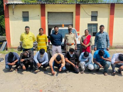 A case has been registered against 15 alcoholics and 2 hotel operators who were consuming liquor at illegal dhabas | अवैध ढाब्यांवर मद्यसेवन करणाऱ्या १५ मद्यपी व २ हॉटेल चालकांविरूद्ध गुन्हे दाखल