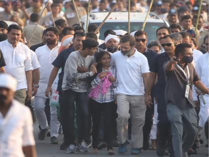 Bharat Jodo Yatra: She even won over the crowd to give her mother's hand ladoo to Rahul Gandhi... | Bharat Jodo Yatra: आईच्या हातचे लाडू राहुल गांधींना देण्यासाठी तिने गर्दीलाही जिंकले...