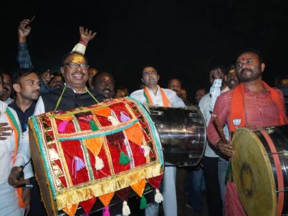 Jayabhau, Atulbaba with Chandrashekhar Bawankule during on Gaji dance! | ढोल बजने लगा, रंग भरने लगा...; बावनकुळेंसह जयाभाऊ, अतुलबाबांनी धरला गजी नृत्यावर ठेका!