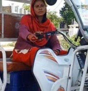 सलाम! कुटुंबाचा गाडा हाकत 'ती' चालवते ई रिक्षा, एका खडतर प्रवासाची गोष्ट