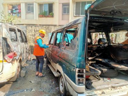 Three vehicles caught fire near Horizon School in Thane | ठाण्यात होरायझन स्कूलजवळील तीन वाहनांना आग