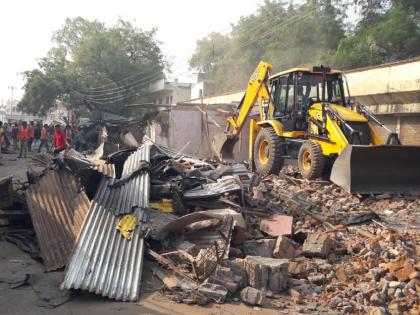 33 shops in Gevrai's Shastri Chowk were finally demolished by the city council | गेवराईच्या शास्त्री चौकातील ३३ दुकाने अखेर नगर परिषदेने पाडली 