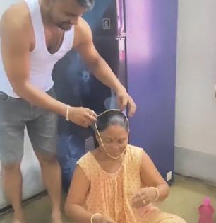 १ नंबर! पोरानं आईला सोन्याची चेन सरप्राईज गिफ्ट केली; माऊलीची रिएक्शन पाहून लोक म्हणाले...
