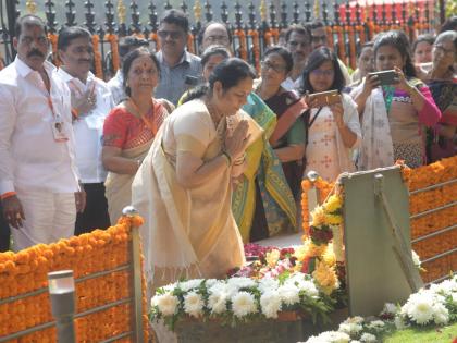 Balasaheb Thackeray's memories and thoughts will always be a guide for the country - Neelam Gorhe | बाळासाहेबांच्या आठवणी आणि विचार देशाला कायमच मार्गदर्शक राहतील - नीलम गोऱ्हे