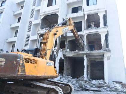 KDMC hammers on illegal construction in Kalyan East in builder fraud case | बिल्डर फसवणूक प्रकरणातील कल्याण पूर्वेतील बेकायदा इमारतीवर केडीएमसीचा हातोडा