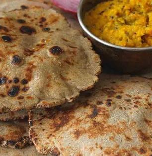 Cooking Tips : थंडीत खायला पौष्टीक मऊ लुसलुशीत बाजरीची भाकरी; सोपी पद्धत वापरून करा परफेक्ट भाकरी