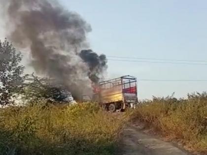 A cargo jeep caught fire due to lightning; Five laborers seriously injured | विजेच्या धक्क्याने मालवाहू जीपने घेतला पेट; पाच मजूर गंभीर जखमी