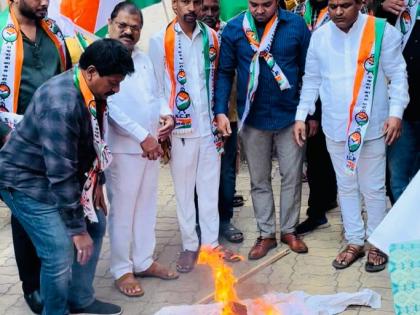 Protest by burning the effigy of Governor Bhagat Singh Koshyari! | राज्यपाल भगतसिंह कोश्यारींच्या पुतळ्याचे दहन करून निषेध!