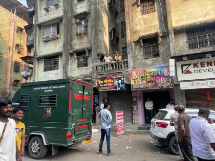 A leopard entered a building in Kalyan; Attempts to detain since seven hours | कल्याणमधील इमारतीमध्ये घुसला बिबट्या; सात तासापासून जेरबंद करण्याचे प्रयत्न सुरू