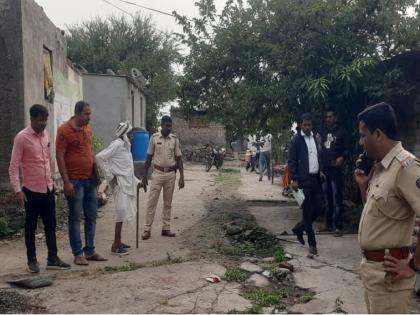 The thrill of the morning! The uncle was running for his life, the nephew caught up and attacked the coyote | वाचवा वाचवा! जीवाच्या आकांताने काका धावत होते, पुतण्याने गाठून कोयत्याने केले सपासप वार