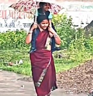 भर पावसात रडणाऱ्या मुलीला आईनं पाठीवर उचललं;  मायलेकींमधलं प्रेम पाहून लोक म्हणाले....